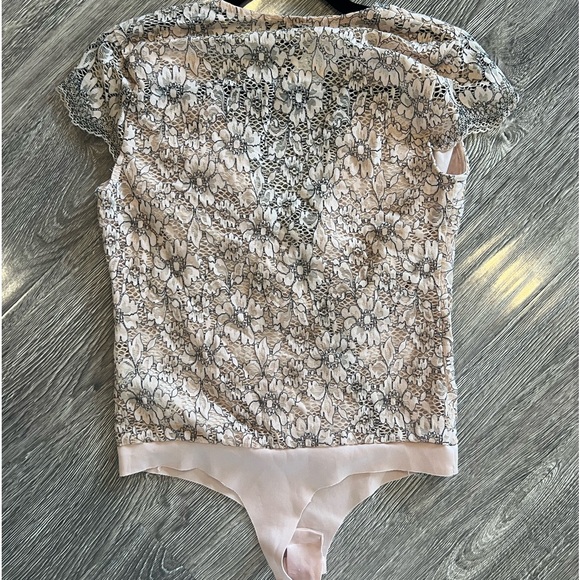 NWT Dynamite Light Pink Lace Wrap Bodysuit - Size US/M - Picture 2 of 2